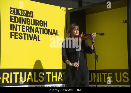 Edimburgo, Scozia. Domenica 224 marzo 2024. Direttore del Festival Internazionale, Nicola Benedetti suona il violino nel Big Yellow Brochure fuori dalla Usher Hall di Edimburgo. Credito: Brian Anderson credito: Brian Anderson/Alamy Live News Foto Stock