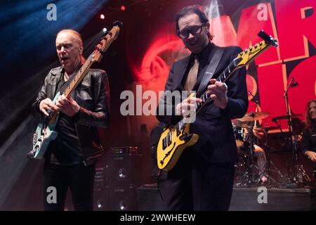 Londra, Regno Unito. 23 marzo 2024. (L-R) - il bassista Billy Sheehan, il chitarrista Paul Gilbert della band rock americana Mr. Big si esibisce all'O2 Shepherd's Bush Empire. Crediti: Justin ng/Alamy Live News come parte del loro tour "The Big Finish" crediti: Justin ng/Alamy Live News Foto Stock