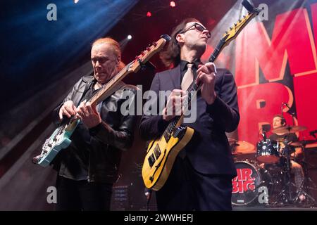 Londra, Regno Unito. 23 marzo 2024. (L-R) - il bassista Billy Sheehan, il chitarrista Paul Gilbert della band rock americana Mr. Big si esibisce all'O2 Shepherd's Bush Empire. Crediti: Justin ng/Alamy Live News come parte del loro tour "The Big Finish" crediti: Justin ng/Alamy Live News Foto Stock