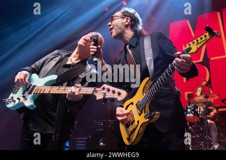 Londra, Regno Unito. 23 marzo 2024. (L-R) - il bassista Billy Sheehan, il chitarrista Paul Gilbert della band rock americana Mr. Big si esibisce all'O2 Shepherd's Bush Empire. Crediti: Justin ng/Alamy Live News come parte del loro tour "The Big Finish" crediti: Justin ng/Alamy Live News Foto Stock