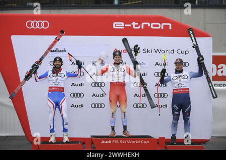 Saalbach, Austria. 24 marzo 2024. SAALBACH-HINTERGLEMM, AUSTRIA - 24 MARZO: Secondo posto Cyprien Sarrazin di Francia Vincitore del Cristal Globe di Downhill Marco Odermatt di Svizzera e terzo posto Dominik Parigi di Italia durante le finali della Coppa del mondo di Sci Alpino Audi FIS - Men's Downhill il 24 marzo 2024 a Saalbach-Hinterglemm, Austria. 240324 SEPA 26 016 - 20240324 PD5203 credito: APA-defacto Datenbank und ContentManagement GmbH/Alamy Live News Foto Stock