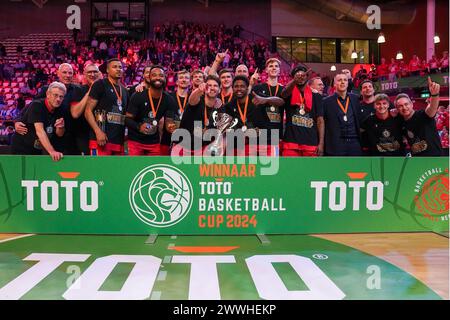 Almere, Paesi Bassi. 24 marzo 2024. ALMERE, PAESI BASSI - 24 MARZO: Heroes Den Bosch festeggia la vittoria durante la finale della TOTO Basketball Cup tra Heroes Den Bosch e Landstede Hammers a Topsportcentrum il 24 marzo 2024 ad Almere, Paesi Bassi. (Foto di Andre Weening/Orange Pictures) credito: Orange Pics BV/Alamy Live News Foto Stock