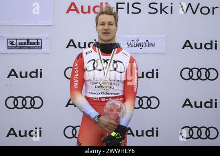 Saalbach, Austria. 24 marzo 2024. SAALBACH-HINTERGLEMM, AUSTRIA - 24 MARZO: La Svizzera Marco Odermatt Vincitore del Cristal Globe di Downhill durante le finali della Coppa del mondo di sci alpino Audi FIS - Men's Downhill il 24 marzo 2024 a Saalbach-Hinterglemm, Austria. 240324 SEPA 26 014 - 20240324 PD5207 credito: APA-defacto Datenbank und ContentManagement GmbH/Alamy Live News Foto Stock