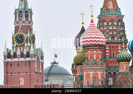 Mosca, Russia. 24 marzo 2024. La bandiera russa vola a metà dello staff al Cremlino di Mosca, in Russia, 24 marzo 2024. Venerdì sera, uomini armati non identificati spararono indiscriminatamente contro i frequentatori di concerti al municipio di Crocus, nella periferia di Mosca, causando gravi perdite civili. In un discorso nazionale trasmesso in televisione sabato, il presidente russo Vladimir Putin ha promesso di identificare e punire tutti coloro che hanno causato l'attacco e ha dichiarato il 24 marzo un giorno di lutto nazionale. Crediti: Cao Yang/Xinhua/Alamy Live News Foto Stock