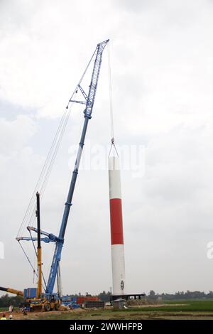 Dacca. 23 marzo 2024. Questa foto scattata il 23 marzo 2024 mostra il sito dell'impianto eolico di Cox's Bazar nel distretto di Cox's Bazar, Bangladesh. Con l'ultimo generatore eolico installato, l'impianto eolico di Cox Bazar, il primo progetto centralizzato di energia eolica in Bangladesh investito e costruito dalle imprese cinesi, è stato completamente operativo domenica.PER ANDARE CON "il primo impianto eolico cinese in Bangladesh completamente in funzione" credito: Sun Nan/Xinhua/Alamy Live News Foto Stock