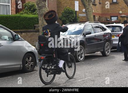 Purim. Giovani e anziani celebrano il festival ebraico di Purim a Stamford Hill, Londra Foto Stock