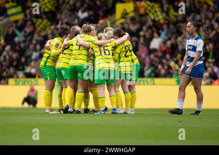 Norwich domenica 24 marzo 2024. Rachel Lawrence di Norwich City festeggia con le sue compagne di squadra durante la partita di fa Women's National League Division One tra Norwich City Women e Queens Park Rangers a Carrow Road, Norwich, domenica 24 marzo 2024. (Foto: David Watts | mi News) crediti: MI News & Sport /Alamy Live News Foto Stock