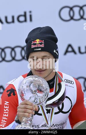 Saalbach, Austria. 24 marzo 2024. SAALBACH-HINTERGLEMM, AUSTRIA - 24 MARZO: La Svizzera Marco Odermatt Vincitore del Cristal Globe di Downhill durante le finali della Coppa del mondo di sci alpino Audi FIS - Men's Downhill il 24 marzo 2024 a Saalbach-Hinterglemm, Austria. 240324 SEPA 26 025 - 20240324 PD5493 credito: APA-defacto Datenbank und ContentManagement GmbH/Alamy Live News Foto Stock