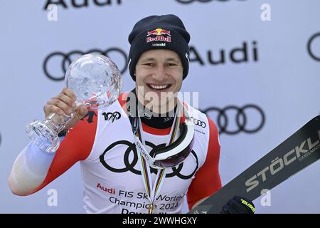 Saalbach, Austria. 24 marzo 2024. SAALBACH-HINTERGLEMM, AUSTRIA - 24 MARZO: La Svizzera Marco Odermatt Vincitore del Cristal Globe di Downhill durante le finali della Coppa del mondo di sci alpino Audi FIS - Men's Downhill il 24 marzo 2024 a Saalbach-Hinterglemm, Austria. 240324 SEPA 26 023 - 20240324 PD5497 credito: APA-defacto Datenbank und ContentManagement GmbH/Alamy Live News Foto Stock