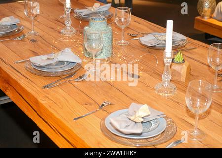 Piatti in ceramica e ciotole in vetro, stoviglie su tavolo in legno Foto Stock