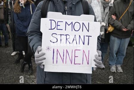 Monaco, Germania. 24 marzo 2024. Un dimostratore tiene un manifesto con l'iscrizione "Demonstrant*innen" durante una dimostrazione contro il divieto di genere a Gärtnerplatz. Crediti: Felix Hörahger/dpa/Alamy Live News Foto Stock