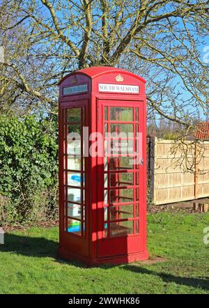 Una cabina telefonica rossa utilizzata come punto di informazioni per i visitatori sui Norfolk Broads a South Walsham, Norfolk, Inghilterra, Regno Unito. Foto Stock