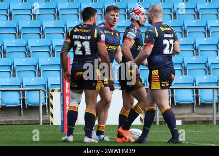 Halifax, Regno Unito. 24 marzo 2024. The Shay Stadium, Halifax, West Yorkshire, 24 marzo 2024. Betfred Challenge Cup Halifax Panthers vs Catalan Dragons Tom Davies (C) di Catalans Dragons celebra la seconda meta della partita contro gli Halifax Panthers insieme ai compagni di squadra Matt Ikuvalu e Jordan Abdull. Crediti: Touchlinepics/Alamy Live News Foto Stock