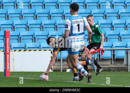 Halifax, Regno Unito. 24 marzo 2024. The Shay Stadium, Halifax, West Yorkshire, 24 marzo 2024. Betfred Challenge Cup Halifax Panthers vs Catalano Dragons Tom Davies di Catalans Dragons segna la seconda meta della partita contro Halifax Panthers. Crediti: Touchlinepics/Alamy Live News Foto Stock