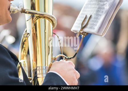 Dettagli delle mani che suonano il basso della tuba durante un festival popolare nel nord Italia Foto Stock