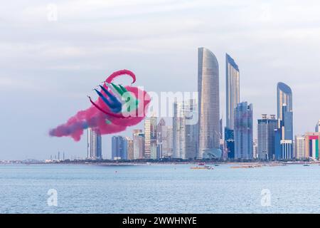 ABU DHABI, Emirati Arabi Uniti - 2 DICEMBRE 2018: Il team acrobatico al Fursan fa acrobazie nel cielo ad Abu Dhabi, Emirati Arabi Uniti come parte della Nation ABU DHABI, Emirati Arabi Uniti - 2 DICEMBRE, Foto Stock