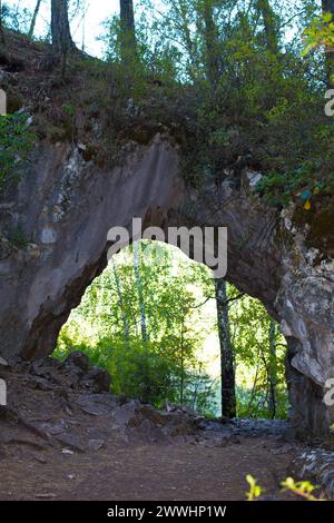 Strada attraverso stretto passaggio nelle rocce strada attraverso stretto passaggio nelle rocce. Red Gate sul fiume Chibit. Monti Altai siberiani, copia Russia Foto Stock