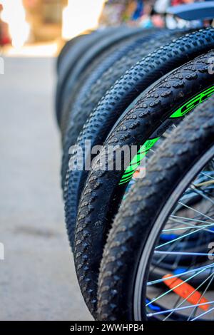 ruote per biciclette. diverse biciclette sono in fila. ruote per biciclette. diverse biciclette sono in fila. Copyright: xZoonar.com/xx 1042880485ST Foto Stock