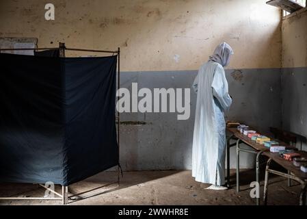 Dakar, Senegal. 24 marzo 2024. Nicolas Remene/le Pictorium - elezioni presidenziali in Senegal. 24 marzo 2024. Senegal/Senegal/Dakar - apertura dei seggi elettorali a Dakar il 24 marzo 2024 per il primo turno delle elezioni presidenziali in Senegal. Crediti: LE PICTORIUM/Alamy Live News crediti: LE PICTORIUM/Alamy Live News Foto Stock