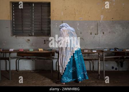 Dakar, Senegal. 24 marzo 2024. Nicolas Remene/le Pictorium - elezioni presidenziali in Senegal. 24 marzo 2024. Senegal/Senegal/Dakar - apertura dei seggi elettorali a Dakar il 24 marzo 2024 per il primo turno delle elezioni presidenziali in Senegal. Crediti: LE PICTORIUM/Alamy Live News crediti: LE PICTORIUM/Alamy Live News Foto Stock