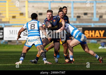 Tom Davies dei Catalans Dragons viene affrontato da Ryan Lannon degli Halifax Panthers (a destra) e Adam Tangata durante il Betfred Challenge Cup match allo Shay Stadium di Halifax. Data foto: Domenica 24 marzo 2024. Foto Stock