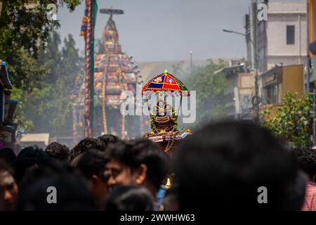 Chennai, Tamil Nadu, India - 21 marzo 2024: Festival annuale dell'auto e processione intorno al tempio Kapaleeshwarar, Mylapore, Chennai, India durante Myla Foto Stock