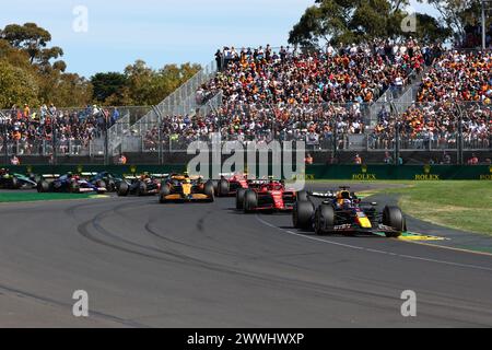 Melbourne, Australia. 24 marzo 2024. Melbourne, Australia, 24 anni. Marzo: Inizio della gara, in testa Max VERSTAPPEN, Red Bull Racing seguito da Carlos SAINZ, Ferrari e Lando NORRIS, McLaren durante il Gran Premio di Formula 1 australiano di F1 2024. Circuito Albert Park Grand Prix, Formel 1 - foto a pagamento e copyright © Mark PETERSON/ATP Images (PETERSON Mark /ATP/SPP) credito: SPP Sport Press Photo. /Alamy Live News Foto Stock