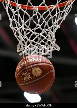 Chemnitz, Germania. 24 marzo 2024. Pallacanestro, Bundesliga, Niners Chemnitz - Alba Berlin, Main Round, Matchday 25, Chemnitz Arena. Una palla cade nel cestino. Crediti: Hendrik Schmidt/dpa/Alamy Live News Foto Stock