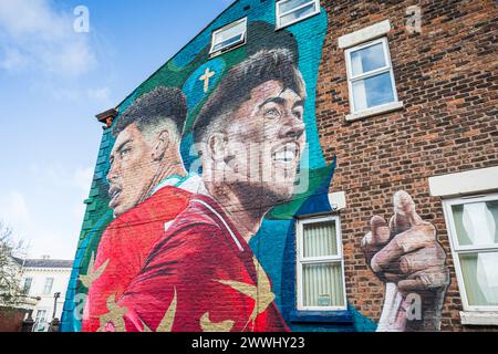 Murale dell'ex attaccante del Liverpool Bobby Firmino raffigurato vicino ad Anfield a Liverpool nel marzo 2024. Foto Stock