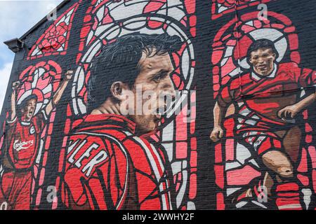 Uno splendido murale dell'ex attaccante del Liverpool FC Robbie Fowler raffigurato in una casa sulla terrazza vicino allo stadio Anfield di Liverpool, visto nel marzo 2024. Foto Stock