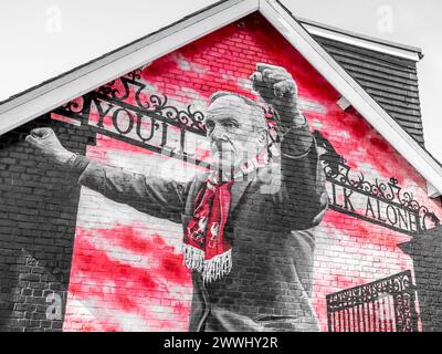 Un murale dell'ex manager del Liverpool Bill Shankly raffigurato di fronte allo Shankly Gates, raffigurato lungo Anfield Road a Liverpool, visto nel marzo 202 Foto Stock