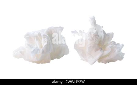 Set per la visione frontale di palle di carta bianca deformate dopo l'uso nella toilette o in bagno isolato su sfondo bianco con percorso di ritaglio. Foto Stock