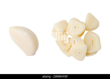 La vista dall'alto del set di spicchi d'aglio bianchi sbucciati con fette in pila è isolata su sfondo bianco con percorso di ritaglio. Foto Stock