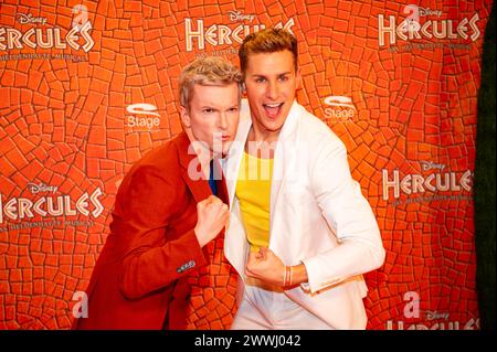 Amburgo, Germania. 24 marzo 2024. Il comico Marcel Mann (l-r) e l'attore Lukas Sauer arrivano sul tappeto rosso per la prima mondiale del musical 'Hercules'. Crediti: Jonas Walzberg/dpa/Alamy Live News Foto Stock