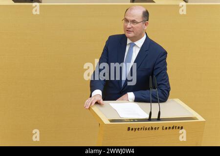Staatsminister Albert Füracker, CSU. 14) Plenarsitzung des Bayerischen Landtags. Der bayerische Finanzminister Albert Füracker , CSU, am Rednerpult. München Bayern Deutschland *** Ministro di Stato Albert Füracker , CSU 14 sessione plenaria del Parlamento di Stato bavarese il ministro delle finanze bavarese Albert Füracker , CSU, al leggio Monaco di Baviera Germania Copyright: XRolfxPossx Foto Stock