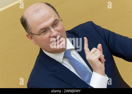 Staatsminister Albert Füracker, CSU. 14) Plenarsitzung des Bayerischen Landtags. Der bayerische Finanzminister Albert Füracker , CSU, am Rednerpult. München Bayern Deutschland *** Ministro di Stato Albert Füracker , CSU 14 sessione plenaria del Parlamento di Stato bavarese il ministro delle finanze bavarese Albert Füracker , CSU, al leggio Monaco di Baviera Germania Copyright: XRolfxPossx Foto Stock