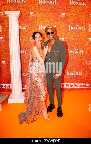 Amburgo, Germania. 24 marzo 2024. Gli attori principali Mae Ann Jorolan (l-r) e Benet Monteiro arrivano sul tappeto rosso per la prima mondiale del musical "Hercules". Crediti: Jonas Walzberg/dpa/Alamy Live News Foto Stock