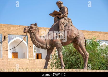 KHIVA, UZBEKISTAN - 7 SETTEMBRE 2022: Frammento della scultura "Caravan" vicino alla città vecchia di Ichan-Kala, Khiva. Uzbekistan Foto Stock