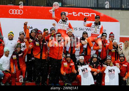 Saalbach, Austria. 24 marzo 2024. Il Team Svizzera festeggia le finali della Coppa del mondo FIS (immagine di credito: © Christopher Levy/ZUMA Press Wire) SOLO PER USO EDITORIALE! Non per USO commerciale! Crediti: ZUMA Press, Inc./Alamy Live News Foto Stock