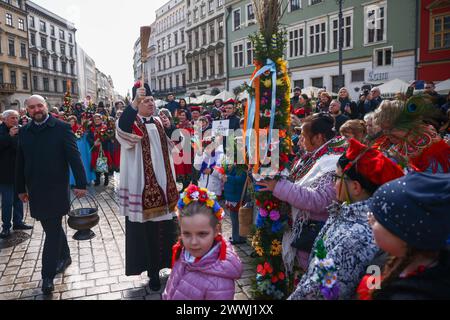 Cracovia, Polonia. 24 marzo 2024. La gente partecipa alla tradizionale celebrazione della domenica delle Palme nella Piazza principale di Cracovia, Polonia, il 24 marzo 2024. Durante la domenica delle Palme, chiamata anche domenica della passione del Signore, i partecipanti partecipano a una Santa messa e camminano nella processione portando con sé palme intrecciate a mano realizzate con una varietà di fiori e piante. (Credit Image: © Beata Zawrzel/ZUMA Press Wire) SOLO PER USO EDITORIALE! Non per USO commerciale! Crediti: ZUMA Press, Inc./Alamy Live News Foto Stock