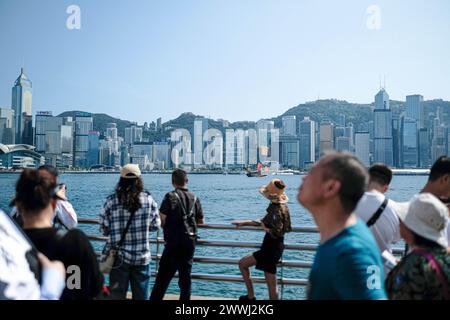 Hong Kong, Cina. 24 marzo 2024. I turisti della terraferma riposano e si radunano presso il Victoria Harbour. Il numero di visitatori dalla terraferma è aumentato da quando Pechino ha annunciato che i residenti di altre due città, Xian e Qingdao. I visitatori della terraferma sono sempre stati una forza trainante cruciale per le industrie del commercio al dettaglio e del turismo di Hong Kong. Crediti: ZUMA Press, Inc./Alamy Live News Foto Stock