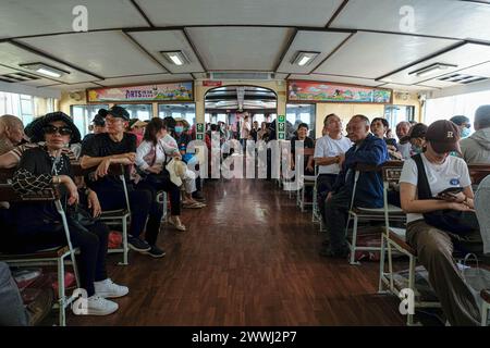 Hong Kong, Cina. 24 marzo 2024. I turisti della terraferma viaggiano sul traghetto STAR. Il numero di visitatori dalla terraferma è aumentato da quando Pechino ha annunciato che i residenti di altre due città, Xian e Qingdao. I visitatori della terraferma sono sempre stati una forza trainante cruciale per le industrie del commercio al dettaglio e del turismo di Hong Kong. Crediti: ZUMA Press, Inc./Alamy Live News Foto Stock