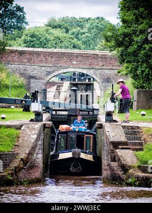 Barca stretta che scenderà il volo Audlem delle 12 chiuse sul canale Shropshire Union vicino ad Audlem in Inghilterra, Regno Unito, Regno Unito, Cheshire Foto Stock