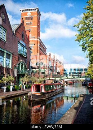 Noleggia una barca nel centro di Birmingham vicino a Brindley Place sulla Birmingham Canal Navigation (BCN), Inghilterra, Regno Unito, Gran Bretagna, Birmingham Foto Stock