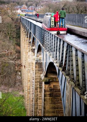 Crociera in motoscafo sull'acquedotto Pontcysyllte sul canale Llangollen, un sito patrimonio dell'umanità nel Galles del Nord vicino a Trevor Regno Unito, Gran Bretagna Foto Stock