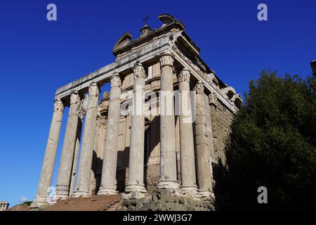 Le rovine del tempio dell'imperatore romano Antonino Pio e di sua moglie Annia Faustina, e la chiesa cristiana di San Lorenzo a Miranda, nel foro Foto Stock