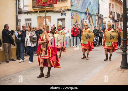 Valencia, Spagna - 24 marzo 2024: Persone in costume religioso partecipano alla processione della domenica delle Palme a Valencia, Spagna Foto Stock