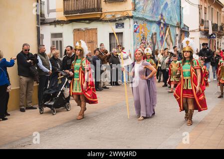 Valencia, Spagna - 24 marzo 2024: Persone in costume religioso partecipano alla processione della domenica delle Palme a Valencia, Spagna Foto Stock