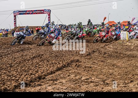 Spagna, Spagna. 24 marzo 2024. Motocross World Championship-Round 2-MXGP di SPAGNA-MADRID-24 marzo 2024-MX2 partenza durante MXGP di Spagna, Motocross in Spagna, 24 marzo 2024 Credit: Independent Photo Agency/Alamy Live News Foto Stock