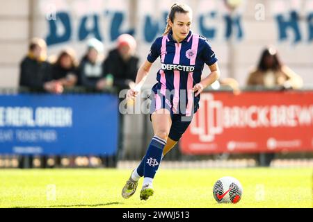 Londra, Regno Unito. 24 marzo 2024. Lily Price (21 Dulwich Hamlet) in azione durante la partita di London and South East Regional Womens Premier League tra Dulwich Hamlet e Sutton United a Champion Hill. Crediti: Liam Asman/Alamy Live News Foto Stock